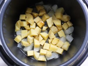 無水調理後、やわらかく蒸されたさつまいもと玉ねぎ。ミルクスープのベースになる具材