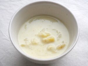 器に盛られたさつまいものミルクスープ。さつまいもの甘みと牛乳のまろやかさが引き立つ仕上がり