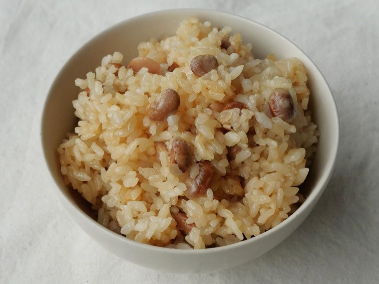 煎り大豆の炊き込みご飯の写真