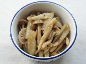 しめじとごぼうのにんにく味噌煮の写真