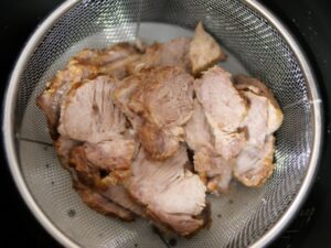 中が赤かった焼き豚を、電気圧力鍋で追い蒸ししている様子