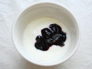 ヨーグルトに手作りブルーベリージャムをトッピングしたところ