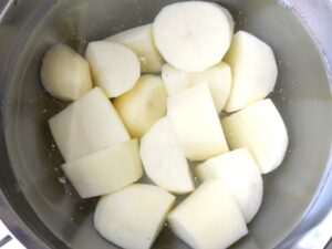 変色防止のために水にさらしている一口大のじゃがいも
