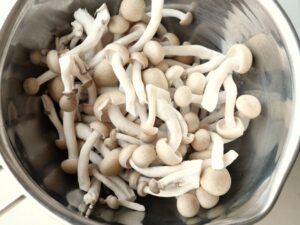 石突きを取り除いて手でほぐしたしめじ