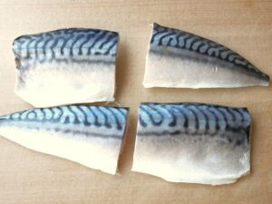 電気圧力鍋で蒸すために、塩さばフィレを半分に切ったところ