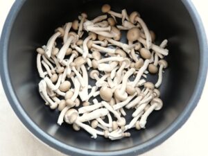 電気圧力鍋の内釜にしめじを並べ入れた様子
