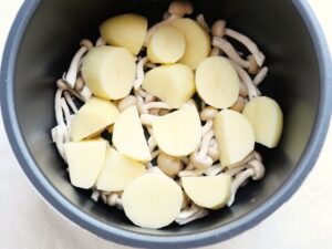 水気を切ったじゃがいもを電気圧力鍋の内釜に並べた様子