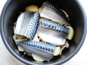 塩さばを重ならないように電気圧力鍋に並べた様子