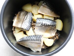 電気圧力鍋で蒸し上がった塩さば・じゃがいも・しめじの加熱後の様子