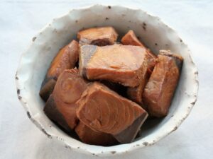 電気圧力鍋で煮たぶりのにんにく醤油煮を、白い器に盛り付けたところ