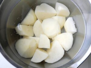 じゃがいもを一口大に切って水にさらしているところ