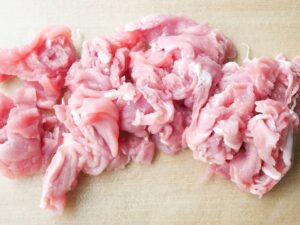 豚こま肉を一口大に切ったところ