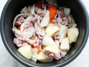 炒めた豚こま肉・じゃがいも・人参・玉ねぎを電気圧力鍋の内釜に入れたところ(豚こまカレーの圧力調理前)