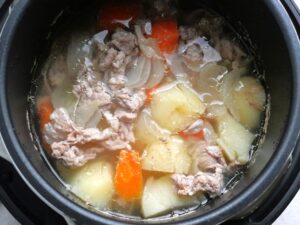 電気圧力鍋で加圧した豚こま肉・人参・じゃがいも・玉ねぎがやわらかく煮えた様子(豚こまカレーの圧力調理後)