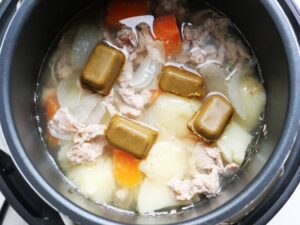 電気圧力鍋で加圧した豚こま肉・野菜にカレールーを加えたところ(豚こまカレーの煮込み調理中)