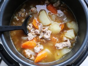 電気圧力鍋で加圧した豚こま肉・野菜にカレールーを加えて、かき混ぜているところ