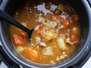電気圧力鍋で煮込んだ豚こまカレーの仕上がり(具材がとろみのあるカレーに包まれた状態)