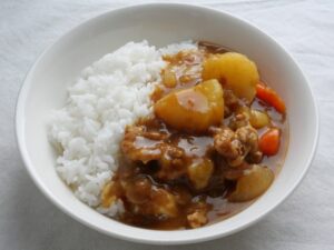 電気圧力鍋で作った豚こまカレーを白ごはんに盛りつけたところ(仕上がり)