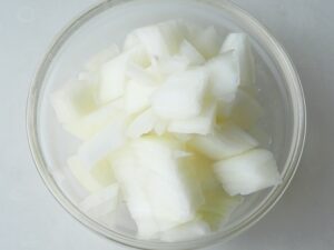 2cm幅に角切りにした玉ねぎをボウルに入れたところ