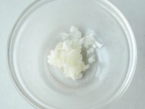 みじん切りにしたにんにくをボウルに入れたところ