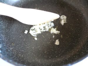 オリーブオイルとみじん切りにんにくをフライパンで炒めて香りを出しているところ