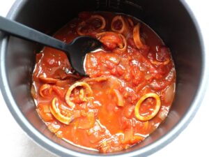 電気圧力鍋で加圧調理し、塩・こしょうで味をととのえたあとのイカのトマト煮(完成直後の様子)
