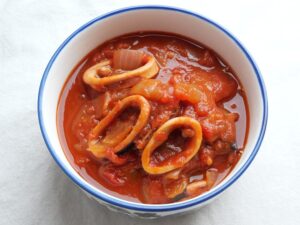 器に盛り付けたイカのトマト煮(ご飯にもパンにも合う洋風おかず)