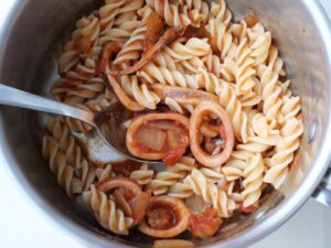 イカのトマト煮をゆでたフジッリパスタに加えたアレンジ例(簡単パスタソース)