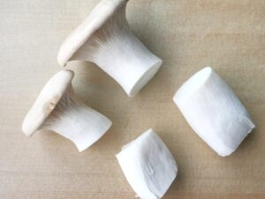 エリンギを長さ半分に切ったところ(牛肉とエエリンギの甘辛煮の下ごしらえ)