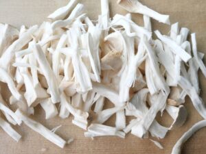裂き終わったエリンギがまな板の上に並んでいる状態