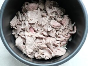 エリンギの上に牛肉を並べ入れたところ