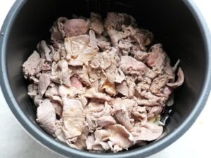 煮汁を入れ終わった内釜。牛肉は煮汁に浸かっていない状態(加圧調理前)