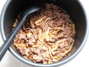 スプーンで混ぜて、あら熱を取る工程