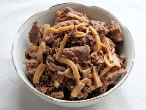 器に盛り付けた牛肉とエリンギの甘辛煮の完成品