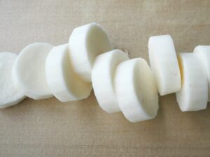 約1.5cm厚に輪切りにした長芋。煮物に使うためにカットされた状態