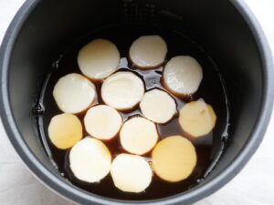 煮汁が全体に行き渡り、長芋がしっかり浸っている電気圧力鍋の中の様子