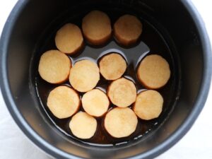 加圧後、煮汁に浸った長芋。電気圧力鍋のふたを開けた状態