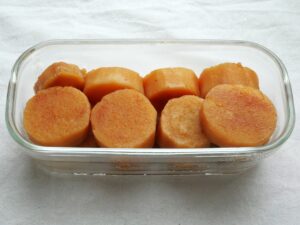 煮汁を切って保存容器に入れた長芋の煮物。作り置き用にすっきりと並べられている