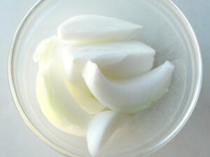豚汁用の玉ねぎをくし切りにしてボウルに入れた状態