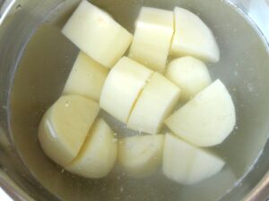 一口大に切ったじゃがいもを水にさらしてアク抜き中（豚汁の下ごしらえ）