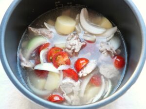 電気圧力鍋の内釜に、だし汁をひたひたに注いだ状態（加圧調理前）