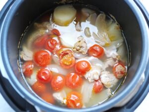 加圧調理後の電気圧力鍋の中の様子。ミニトマトがやわらかく仕上がっている