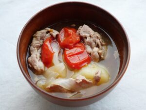 器に盛り付けたミニトマト入り豚汁。具材やわらかな仕上がり