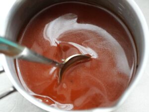 甜面醬を溶かすように調味料をしっかり混ぜ合わせている工程