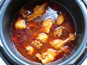 鶏手羽元の中華風ケチャップ煮を煮詰めているところ（電気圧力鍋のふたを開けた状態）