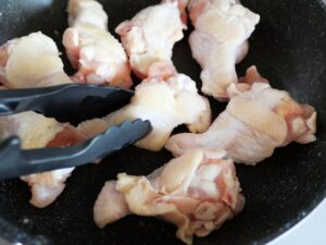 鶏手羽元をフライパンに並べて、軽く焼き色を付けているところ