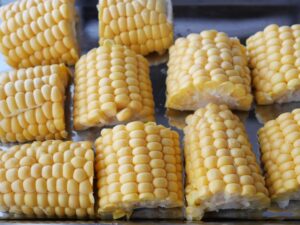 皮をむいて4cm幅で縦半分にカットしたとうもろこし