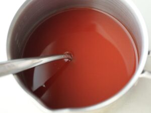 ケチャップを溶かすように調味料をしっかり混ぜ合わせている工程