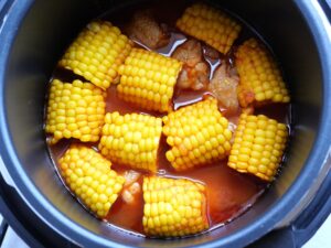 鶏手羽元ととうもろこしのケチャップ煮を煮詰めているところ（電気圧力鍋のふたを開けた状態）