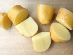 じゃがいもを皮付きのまま、一口大よりやや大きめに切って並べた状態（下ごしらえ完了）